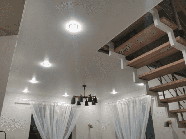 Натяжные потолки в гостиную Натяжные потолки в гостиную