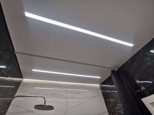 Дизайнерский натяжной потолок (ванная комната) Дизайнерский натяжной потолок (ванная комната)