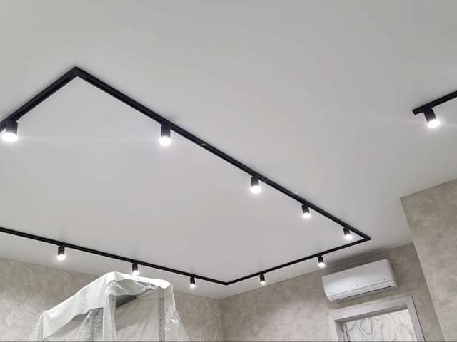 Натяжные потолки в квартиру под ключ (треки, световые линии, LED-карнизы) Натяжные потолки в квартиру под ключ (треки, световые линии, LED-карнизы)