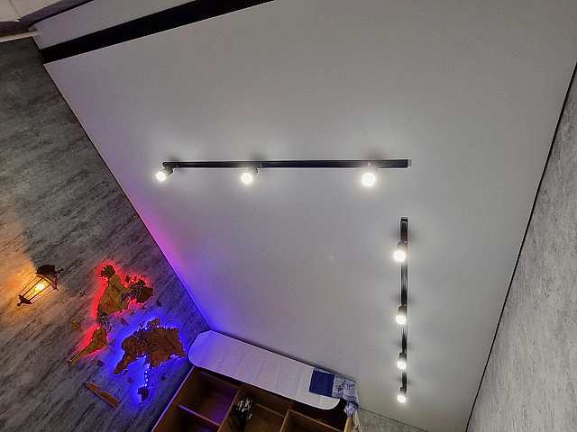 Натяжной потолок с теневым профилем (детская) Натяжной потолок с теневым профилем (детская)